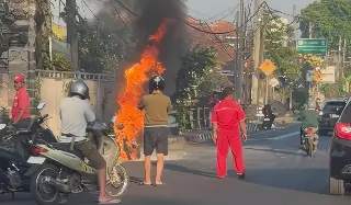 Baru 15 Menit Isi Pertalite, Motor Warga Jembrana Ini Malah Ludes Terbakar di Pinggir Jalan