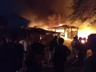 Bedeng Berisi Barang Rongsokan Terbakar di Denpasar Barat, Pemilik Rumah Selamat karena Sedang Beli Makan