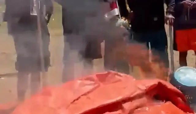Menunggu Sejak Pagi, Batal Ketemu Khofifah, Pengungsi Manggarai Timur Bakar Tenda BNPB