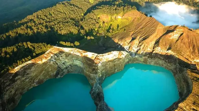 Retakan 100 Meter Muncul di Kawah Gunung Kelimutu Usai Gempa NTT