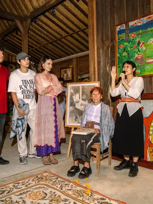 Luna Maya Rayakan Ulang Tahun ke-43 di Galeri Seni Sang Ayah