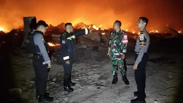 Sudah Sempat Padam, Api di Gudang Rongsokan Denpasar Justru Kembali Membara Malam Ini