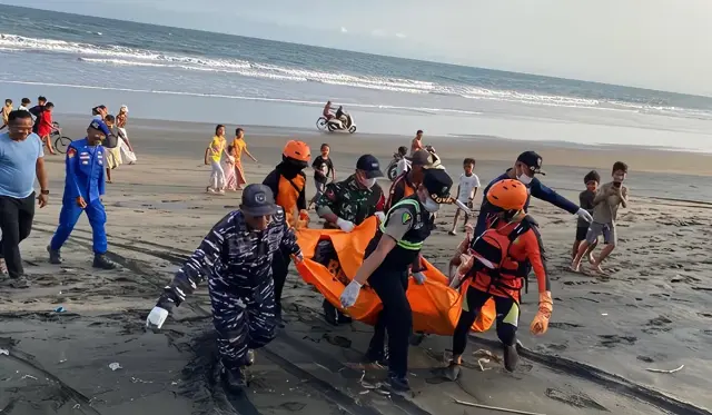 Pencarian Berakhir Duka, Mayat Membusuk di Pantai Air Kuning Ternyata WN Polandia yang Hilang Sejak Minggu