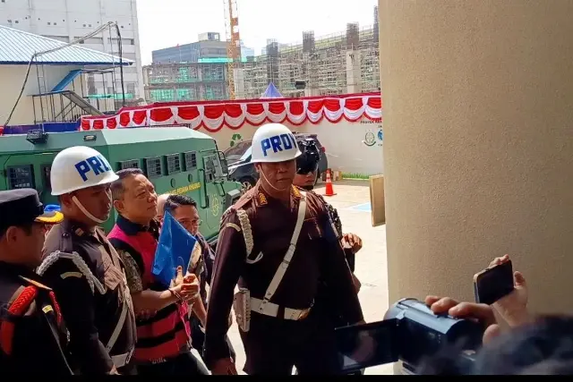 Diborgol dan Berompi Merah Muda, Eks Jampidsus Febrie Bungkam Saat Diperiksa Kejagung soal TPPU