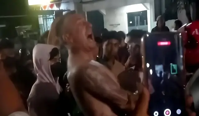 Bertelanjang Dada, WN Australia Ngamuk dan Setop Paksa Kendaraan di Jalanan Seminyak