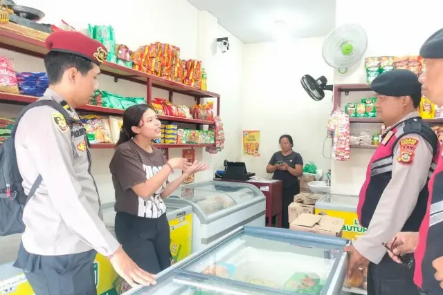 Modus penipuannya sepele, kerugiannya cuma Rp 200 ribu — tapi caranya bikin penjaga toko di Badung sampai nggak sadar dompetnya sendiri yang "dibimbing" untuk dikosongkan.