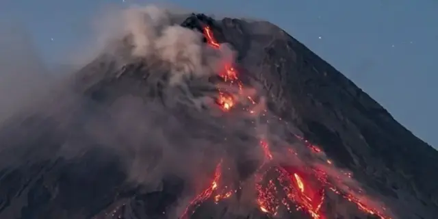 Merapi Muntahkan Lava Pijar 17 Kali dalam Sehari, Suplai Magma Masih Terus Mengalir